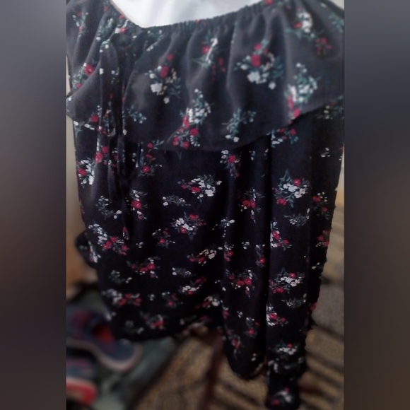 Long sleeved Navy flowered blouse with neck ruffle and small opening with a bow - Picture 3 of 5